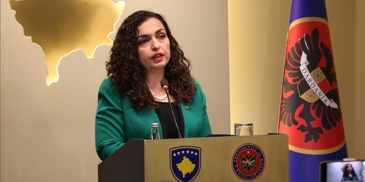 Vjosa Osmani takim me Arbnor Spahiun në Shqipëri pas lirimit të tij nga Serbia