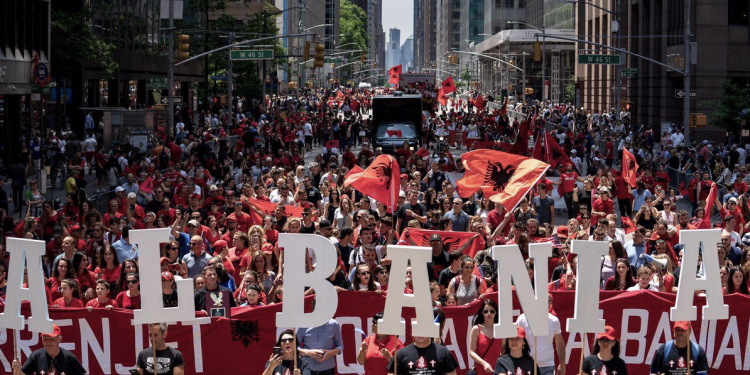 A duhet diaspora të ketë të drejtë vote në Kosovë – edhe pse nuk jeton këtu?