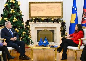 Vjosa Osmani takon raportuesin për Kosovën në PE, Riho Terras – kërkohet heqja e masave ndaj Kosovës.