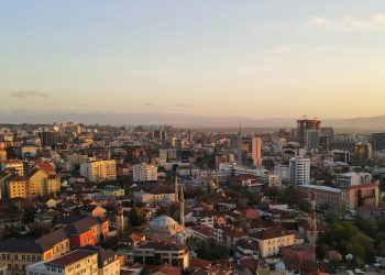 Vonesa institucionale: Kush po e paguan çmimin real – qytetari apo biznesi?