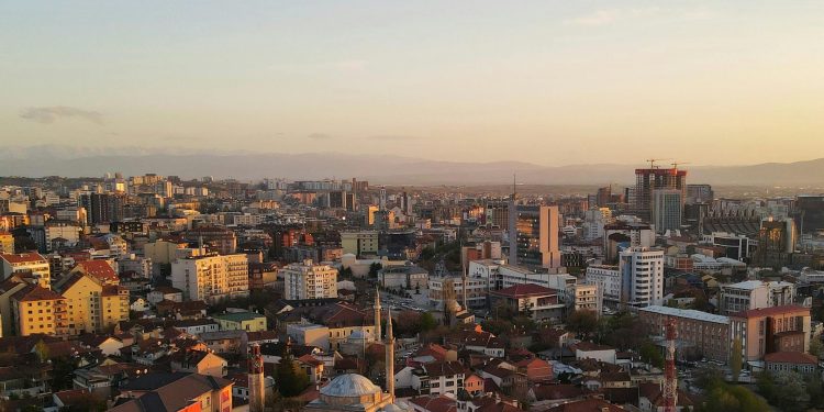 Vonesa institucionale: Kush po e paguan çmimin real – qytetari apo biznesi?